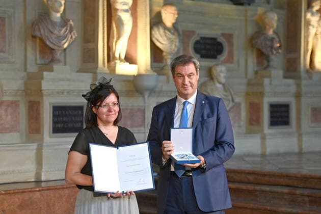 Yasemin GUENAY receives the Bavarian Order of Merit from Markus SOEDER Prime Minister of Bavaria and Chairman of the CSU Award of the Bavarian Order of Merit in the Antiquarium of the Munich Residence on 13 10 2022