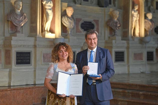 Olga KOTLYTSKA receives the Bavarian Order of Merit from Markus SOEDER Prime Minister of Bavaria and Chairman of the CSU Award of the Bavarian Order of Merit in the Antiquarium of the Munich Residence on 13 10 2022