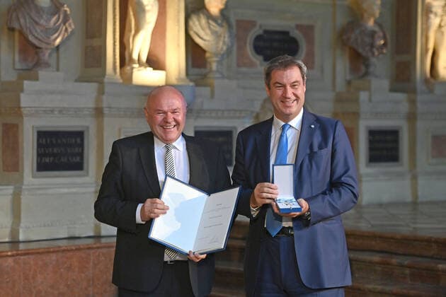 Toni LAUERER receives the Bavarian Order of Merit from Markus SOEDER Prime Minister of Bavaria and CSU Chairman Award of the Bavarian Order of Merit in the Antiquarium of the Munich Residence on 13 10 2022