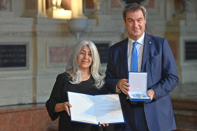 Dr. Mahbuba MAQSOODI receives the Bavarian Order of Merit from Markus SOEDER Prime Minister of Bavaria and Chairman of the CSU Bavarian Order of Merit in the Antiquarium of the Munich Residence on 13 10 2022