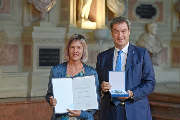 Marlies PETERSEN receives the Bavarian Order of Merit from Markus SOEDER Prime Minister of Bavaria and CSU Chairman Award of the Bavarian Order of Merit in the Antiquarium of the Munich Residence on 13 10 2022