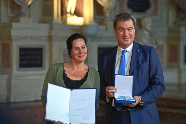 Ines PROCTER receives the Bavarian Order of Merit from Markus SOEDER Prime Minister of Bavaria and Chairman of the CSU Award of the Bavarian Order of Merit in the Antiquarium of the Munich Residence on 13 10 2022