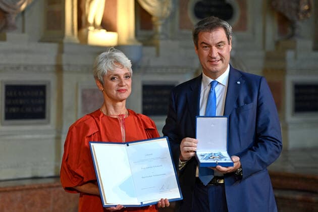 Adeline SCHEBESCH receives the Bavarian Order of Merit from Markus SOEDER Prime Minister of Bavaria and Chairman of the CSU Award of the Bavarian Order of Merit in the Antiquarium of the Munich Residence on 13 10 2022