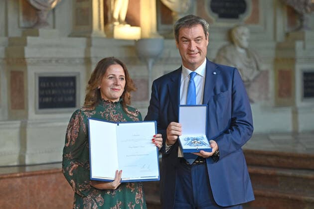 Niluefer ULUSOY receives the Bavarian Order of Merit from Markus SOEDER Prime Minister of Bavaria and Chairman of the CSU Award of the Bavarian Order of Merit in the Antiquarium of the Munich Residence on 13 10 2022