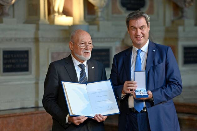 Max SCHMIDT receives the Bavarian Order of Merit from Markus SOEDER Prime Minister of Bavaria and CSU Chairman Award of the Bavarian Order of Merit in the Antiquarium of the Munich Residence on 13 10 2022