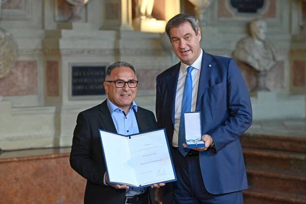 Rifat YILDIZ receives the Bavarian Order of Merit from Markus SOEDER Prime Minister of Bavaria and CSU Chairman Award of the Bavarian Order of Merit in the Antiquarium of the Munich Residence on 13 10 2022