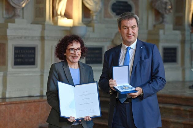 Anna ZISLER receives the Bavarian Order of Merit from Markus SOEDER Prime Minister of Bavaria and Chairman of the CSU Award of the Bavarian Order of Merit in the Antiquarium of the Munich Residence on 13 10 2022