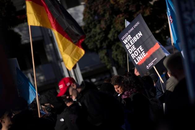 AfD Demo - Unser Land Zuerst DEU, Deutschland, Germany, Berlin, 08.10.2022 Demonstrant der Jungen Alternative JA, die Jugendorganisation der AfD, mit Plakat Wir bleiben die rote Linie Sachsen auf einer Kundgebung und Demonstration der rechtsextremen Partei Alternative fuer Deutschland AfD unter dem Motto Unser Land Zuerst Energiesicherheit und Inflationsschutz im Regierungsviertel in Berlin, Deutschland. Der Protest gegen die Poltik der Bundesregierung, Energiepolitik, und steigende Preise und Inflation wird unterstuetzt von sog. Querdenker und Rechtsradikalen. Als Folge des Krieges in der Ukraine ist das Hauptthema fuer rechte Parteien in Deutschland jetzt die soziale Frage. en: Demonstrator of the Junge Alternative JA, the youth organiza