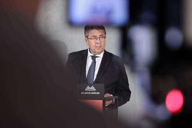 News Bilder des Tages Sigmar Gabriel, Vorsitzender der Atlantik-Brücke, Deutschland, Berlin, 70 Jahre Atlantik-Brücke in der Großen Orangerie im Schloss Charlottenburg *** Sigmar Gabriel, Chairman of Atlantik Brücke, Germany, Berlin, 70th anniversary of Atlantik Brücke in the Great Orangery at Charlottenburg Palace