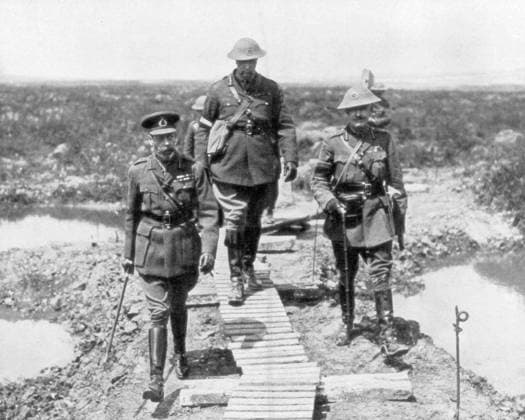 RECORD DATE NOT STATED King George V and the Canadian General Currie view the captured ground at Vimy and Messines, 1917. The Battles of Vimy Ridge and Messines were notable Allied successes in 1917. King George V and the Canadian General Currie view the captured ground at Vimy and Messines, 1917. Artist: Unknown 