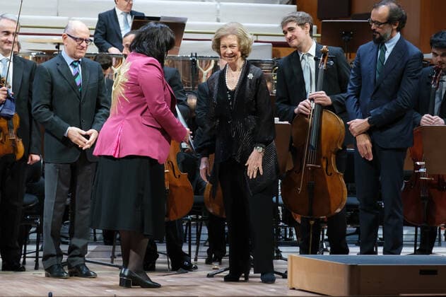 October 13, 2022, Madrid, Spain: Nuria Nunez and Queen Sofia seen during the presentation of the XXXIX Queen Sofia Award for Musical Composition to Nuria Nunez for her work Enjambres at the Teatro Monumental in Madrid. Madrid Spain - ZUMAs197 20221013_zaa_s197_127 Copyright: xAtilanoxGarciax