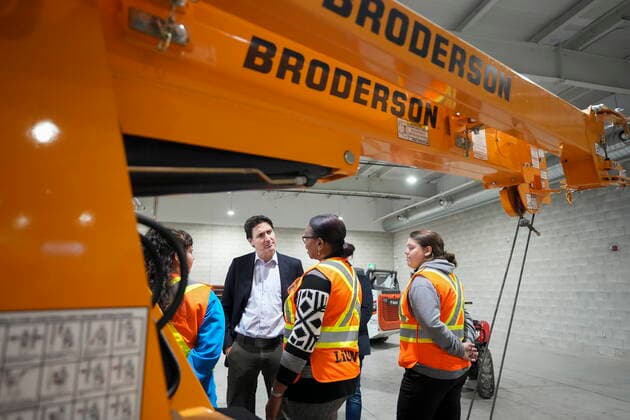 October 13, 2022, GRIMSBY, ON, CANADA: Canadian Prime Minister Justin Trudeau, back centre, meets with women apprentices as he tours the LiUNA! 837 Training Centre in Grimsby, Ont., Thursday, Oct. 13, 2022. GRIMSBY CANADA  - ZUMAc35_ 20221013_zaf_c35_061 Copyright: xNathanxDenettex