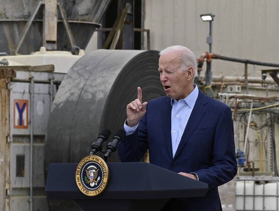 News Themen der Woche KW41 News Bilder des Tages President Joe Biden speaks to dignitaries and construction workers at a Metro construction site, touting federal investments aimed at bolstering the nation s infrastructure in Los Angeles on Thursday, October 13, 2022. Biden also highlighted his efforts to lower prescription drug costs, protect Medicare and strengthen Social Security, and to fight efforts by congressional Republicans to put Medicare and Social Security on the chopping block and reinstate giveaways to Big Pharma. 1 LAP2022101313 JIMxRUYMEN