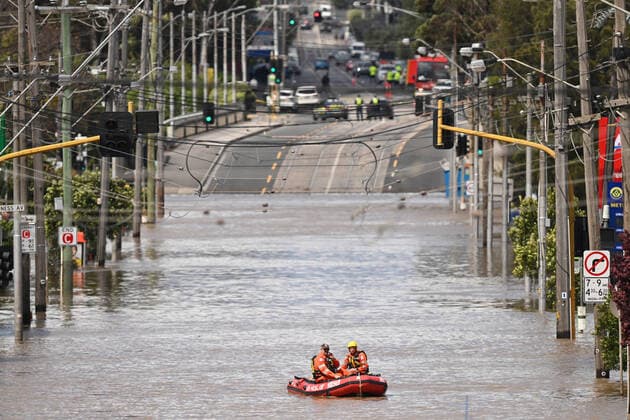 Bilder des Jahres 2022, News 10 Oktober News Themen der Woche KW41 News Bilder des Tages VIC WET WEATHER, SES personal are seen searching floodwaters along Raleigh street in Maribyrnong, Melbourne, Friday, October 14, 2022. Victorian residents have been told to move to higher ground as rain continue to pummel vast swathes of the state, causing flooding and thousands of power outages. ( NO ARCHIVING, EDITORIAL USE ONLY, NO USE IN BOOKS WITHOUT CONSENT MELBOURNE VIC AUSTRALIA  Copyright: xJAMESxROSSx 20221014001716702279