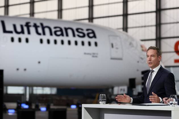 Frankfurt am Main am 14.Oktober 2022, xjfx Lufthansa Roll-in Event Boeing 787 -9 Berlin v.l., Jens Ritter (CEO von Lufthansa Airlines) im Hintergrund die Boeing 787 -9 Berlin *** Frankfurt am Main on 14 October 2022, xjfx Lufthansa Roll in Event Boeing 787 9 Berlin v l , Jens Ritter CEO of Lufthansa Airlines in the background the Boeing 787 9 Berlin Copyright: JoaquimxFerreira