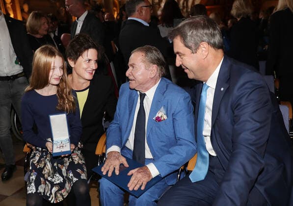 Award of the Bavarian Order of Merit by the Bavarian Prime Minister Dr Markus Söder to the actor Fritz Wepper Dr Markus Söder, the Bavarian Prime Minister, awards the Bavarian Order of Merit to Fritz Wepper , on the left in the picture wife Susanne Kellermann and daughter Filippa, Munich Bavaria Germany Antiquarium in the Muenchner Residenz