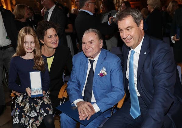 Award of the Bavarian Order of Merit by the Bavarian Prime Minister Dr Markus Söder to the actor Fritz Wepper Dr Markus Söder, the Bavarian Prime Minister, awards the Bavarian Order of Merit to Fritz Wepper , on the left in the picture wife Susanne Kellermann and daughter Filippa, Munich Bavaria Germany Antiquarium in the Muenchner Residenz