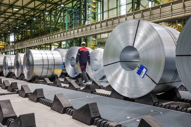 Dortmund, Nordrhein-Westfalen, Deutschland - ThyssenKrupp Steel, FBA 10 Feuerbeschichtungsanlage 10, auf dem Gelaende der Westfalenhuette, Stahlbleche werden hier feuerverzinkt, die fertigen Stahlcoils stehen bereit fuer den Bahntransport direkt zum Endkunden in der Autoindustrie. Das neue Thyssenkrupp-Werk hat den Gasverbrauch einer mittelgrossen Stadt. Das Material, das in Dortmund verarbeitet wird, kommt mit der Bahn vom Hochofen-Standort Duisburg. Dortmund Nordrhein-Westfalen Deutschland *** Dortmund, North Rhine-Westphalia, Germany ThyssenKrupp Steel, FBA 10 Hot-dip galvanizing line 10, on the site of the Westfalenhuette, steel sheets are hot-dip galvanized here, the finished steel coils are ready for rail transport directly to the end