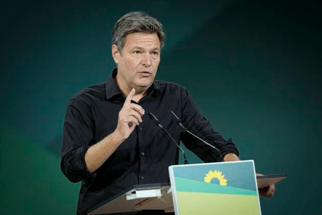 News Themen der Woche KW41 News Bilder des Tages Bundesparteitag Buendnis 90 Die Gruenen - 48. Ordentliche Bundesdelegiertenkonferenz 2022 Bonn Aktuell, 14.10.2022, Bonn, Robert Habeck bei seiner Rede beim Bundesparteitag von Buendnis90 Die Grunen und der 48. Ordentlichen Bundesdelegiertenkonferenz 2022 Partei Buendnis 90 Die Gruenen Bonn Nordrhein-Westfalen Deutschland *** Federal Party Congress Buendnis 90 Die Gruenen 48 Ordinary Federal Delegates Conference 2022 Bonn News, 14 10 2022, Bonn, Robert Habeck during his speech at the Federal Party Congress of Buendnis90 Die Grunen and the 48 Ordinary Federal Delegates Conference 2022 Party Buendnis 90 Die Gruenen Bonn North Rhine-Westphalia Germany
