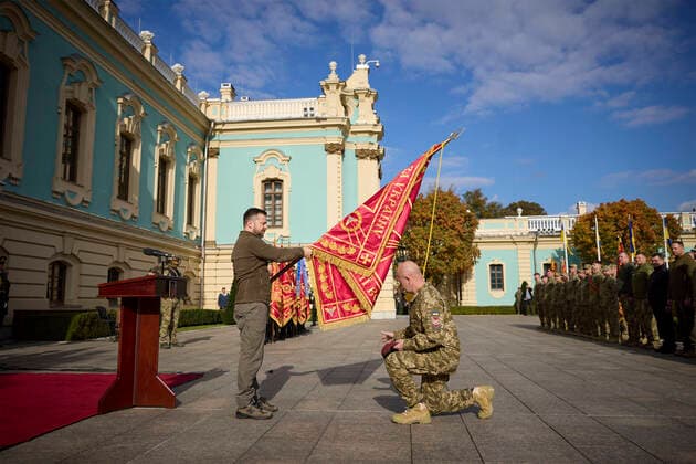 News Themen der Woche KW41 News Bilder des Tages October 14, 2022, Kyiv, Ukraine: Ukrainian President Volodymyr Zelenskyy, presents battle flags and flags with honorary titles to service members to celebrate the Day of Defenders of Ukraine in the courtyard of the Mariinskyi Palace, October 14, 2022 in Kyiv, Ukraine. Kyiv Ukraine - ZUMAp138 20221014_zaa_p138_089 Copyright: xUkrainianxPresidentialxPressxOffx