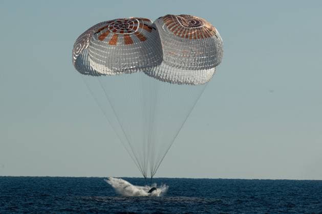 Bilder des Jahres 2022, News 10 Oktober News Themen der Woche KW41 News Bilder des Tages The SpaceX Crew Dragon Freedom spacecraft is seen as it lands with NASA astronauts Kjell Lindgren, Robert Hines, Jessica Watkins, and ESA (European Space Agency) astronaut Samantha Cristoforetti aboard in the Atlantic Ocean off the coast of Jacksonville, Florida, on Friday, October 14, 2022. Lindgren, Hines, Watkins, and Cristoforetti are returning after 170 days in space as part of Expeditions 67 and 68 aboard the International Space Station. NASA 1 WAX2022101401 BILLxINGALLS