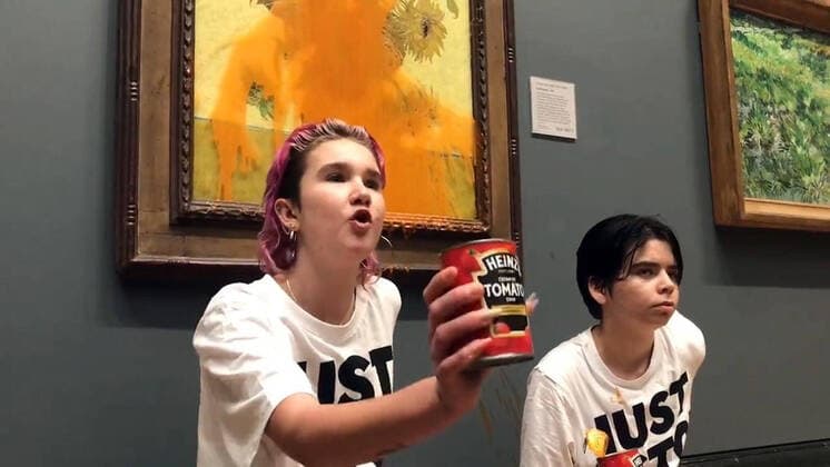 Bilder des Jahres 2022, News 10 Oktober News Themen der Woche KW41 News Bilder des Tages London, van Gogh Gemälde aus Protest mit Tomatensuppe überschüttet October 14, 2022, London, England, United Kingdom: protesters glued themselves to Museum wall and then threw tomato soup at Vincent Van Gogh s famous iconic 1888-9 art work Sunflowers at the National Gallery on Friday. Shouting: What is worth more? Art or life? Is it worth more than food? Worth more than justice? Are you more concerned about the protection of a painting or the protection of our planet and people? They want the British government to halt new oil and gas projects. A Big Oil heiress, Getty Oil founder granddaughter, is a key funder thru LA s Climate Emergency Fund (CEF) of the British based . London United Kingdom - ZUMAz03_ 20221014_new_z03_140 Copyright: xJustxStopxOilx