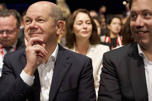 RECORD DATE NOT STATED SPE Kongress in Berlin Europa, Deutschland,Berlin: Olaf Scholz + Lars Klingbeil ¦Unter dem Motto Mit Mut. Für Europa kommen die Partei- und Regierungschefs sowie Delegierte der sozialdemokratischen Schwesterparteien aus ganz Europa in Berlin zusammen, um über die Zeitenwende in Europa und gemeinsame progressive Antworten für den Zusammenhalt und die Zukunft Europas zu diskutieren. *** PES Congress in Berlin Europe, Germany,Berlin Olaf Scholz Lars Klingbeil ¦Under the motto Mit Mut Für Europa (With Courage For Europe), party and government leaders as well as delegates from the social democratic sister parties from all over Europe are meeting in Berlin to discuss the turning point in Europe and joint progressive responses for Euro