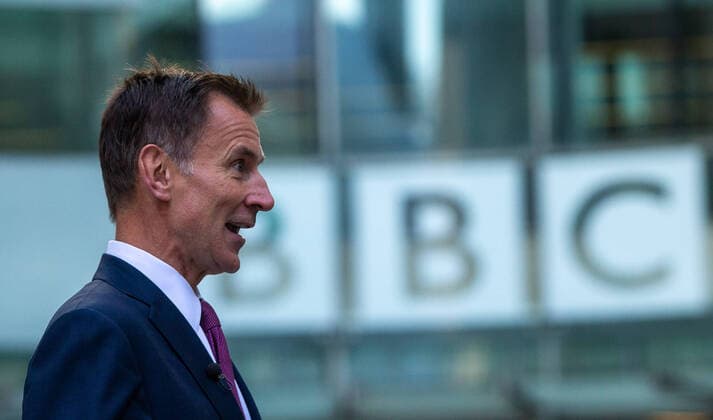News Themen der Woche KW41 October 15, 2022, London, England, United Kingdom: Chancellor of the Exchequer JEREMY HUNT is seen speaking to press outside BBC as he appears in breakfast shows. London United Kingdom - ZUMAs262 20221015_zip_s262_030 Copyright: xTayfunxSalcix