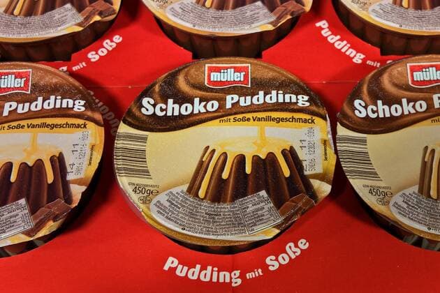 Mueller Schoko Pudding, Molkerei-Produkt der Unternehmensgruppe Theo Mueller im Supermarkt *** Mueller chocolate pudding, dairy product of the Theo Mueller group of companies in supermarkets