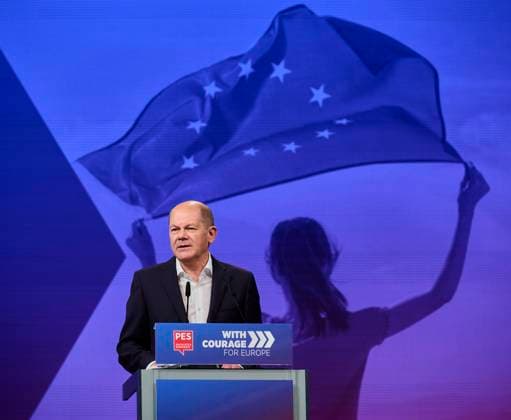 Olaf Scholz hält eine Rede auf dem SPE Kongress EUR, Deutschland, Berlin, 15.10.2020: Unter dem Motto Mit Mut.Für Europa kommen die Partei- und Regierungschefs sowie Deligierte der sozialdemokratischen Schwesterparteien aus ganz Europa in Berlin zusammen, um über die Zeitenwende in Europa und gemeinsame progressive Antworten für den Zusammenhalt und die Zukunft Europas zu diskutieren. *** Olaf Scholz to address PES Congress EUR, Germany, Berlin, 15 10 2020 Under the slogan Mit Mut Für Europa (With Courage For Europe), party and government leaders and delegates from social democratic sister parties from across Europe will gather in Berlin to discuss the turning point in Europe and common progressive responses for Europes cohesion and