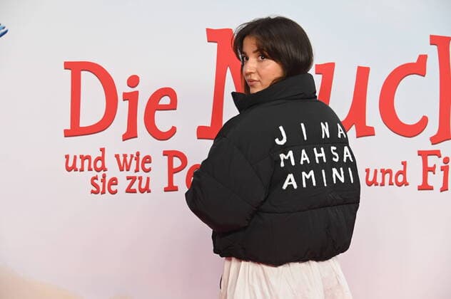 Bilder des Jahres 2022, Entertainment 10 Oktober Entertainment Themen der Woche KW41 Entertainment Bilder des Tages Die Schauspielerin Roxana Samadi mit Statement Solidarität gegenüber den Menschen im Iran auf ihrer Jacke kommt zur Premiere des Kinder- Animationsfilm Die Mucklas und wie sie zu Pettersson und Findus kamen in den Kölner Cinedom *** The actress Roxana Samadi with statement solidarity to the people in Iran on her jacket comes to the premiere of the childrens animated film The Mucklas and how they came to Pettersson and Findus in the Cologne Cinedom
