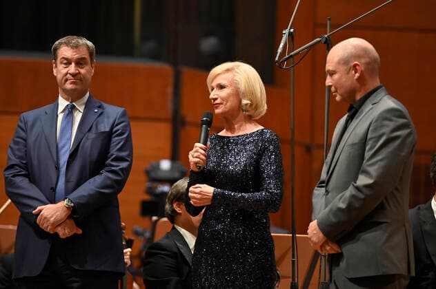 Markus Söder, Julia Lehner and Jens Daniel Herzog at the 2 Philharmonic Concert for the 100th Birthday of the Nuremberg State Philharmonic Orchestra in the Meistersingerhalle Nuremberg, 15 10 2022 Foto:xD.xAnoraganingrumx xFuturexImage