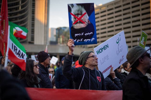 Iranian Anti-government Protest Hundreds of Iranian and their supporters demonstrate against the Iranian Islamic regime during a protest at Nathan Phillips Square in Toronto, Ontario, October 15, 2022. - Many Iranian people around the world have been protesting Islamic regime since the death of Mahsa Amini, a 22-year-old Kurdish who had spent three days in a coma after being detained by the morality police. Toronto Canada  Copyright: xArifxBalkanx originalFilename: balkan-notitle221015_npxvg.jpg