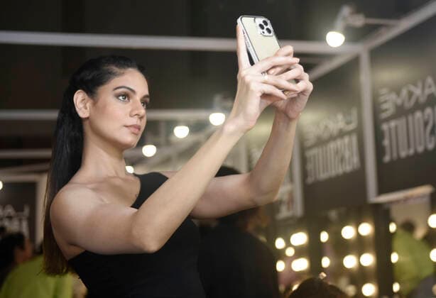 Entertainment Themen der Woche KW41 Entertainment Bilder des Tages Lakme Fashion Week In Mumbai A model clicks a selfie picture at the backstage on the day of Grand Finale of Lakme Fashion Week X FDCI in Mumbai, India, 16 October, 2022. Mumbai India  Copyright: xIndranilxAdityax originalFilename: aditya-notitle221016_npWpB.jpg