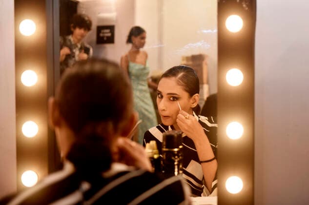 Entertainment Themen der Woche KW41 Entertainment Bilder des Tages Lakme Fashion Week In Mumbai A model getting ready at the backstage on the day of Grand Finale of Lakme Fashion Week X FDCI in Mumbai, India, 16 October, 2022. Mumbai India  Copyright: xIndranilxAdityax originalFilename: aditya-notitle221016_npZlF.jpg