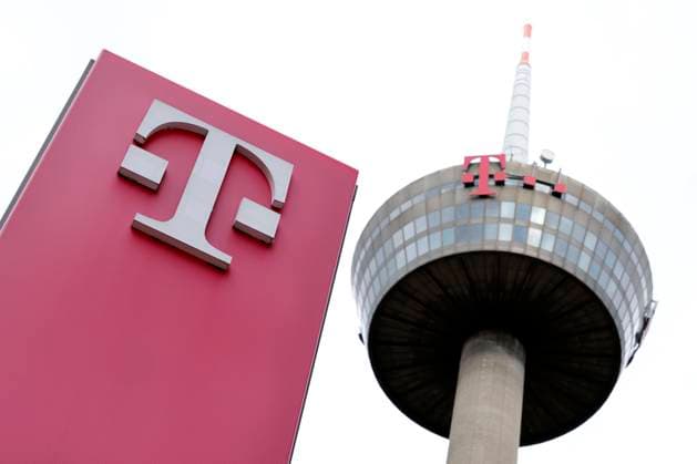 Das Logo der Deutsche Telekom AG an einem Verwaltungssitz des Telekommunikation-Anbieters. Im Hintergrund der Fernsehturm Colonius, ebenfalls mit Telekom-Logo. Der Bonner Konzern ermöglicht laut eigenen Angaben inzwischen 92 Prozent der Haushalte die Versorgung mit 5G. (Themenbild, Symbolbild) Köln, 16.10.2022 NRW Deutschland *** The logo of Deutsche Telekom AG on an administrative headquarters of the telecommunications provider In the background, the Colonius television tower, also with the Telekom logo The Bonn-based group says it now provides 92 percent of households with 5G coverage Topic image, symbol image Cologne, 16 10 2022 NRW Germany Copyright: xChristophxHardtx
