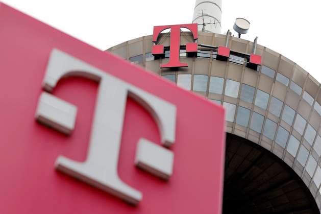 Das Logo der Deutsche Telekom AG an einem Verwaltungssitz des Telekommunikation-Anbieters. Im Hintergrund der Fernsehturm Colonius, ebenfalls mit Telekom-Logo. Der Bonner Konzern ermöglicht laut eigenen Angaben inzwischen 92 Prozent der Haushalte die Versorgung mit 5G. (Themenbild, Symbolbild) Köln, 16.10.2022 NRW Deutschland *** The logo of Deutsche Telekom AG on an administrative headquarters of the telecommunications provider In the background, the Colonius television tower, also with the Telekom logo The Bonn-based group says it now provides 92 percent of households with 5G coverage Topic image, symbol image Cologne, 16 10 2022 NRW Germany Copyright: xChristophxHardtx