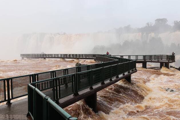 Bilder des Jahres 2022, News 10 Oktober News Themen der Woche KW41 FOZ DO IGUAÇU, PR - 16.10.2022: VAZÃO CATARATAS DO IGUAÇU - This Sunday, 10 16, the flow of the Iguaçu Falls, which is normally 1.5 million liters per second, reached 10.5 million per second. During the week the flow reached 16 million liters. The rains that fell and are still falling in the southeast region are responsible for the increase in falls in the Iguaçu National Park. x2280212x  ChristianxRizzi
