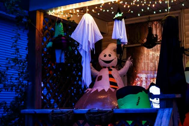Halloween Decorations In The United States Halloween decorations outside a house in Streator, United States, on October 15, 2022. Chicago United States  Copyright: xBeataxZawrzelx originalFilename: zawrzel-hallowee221015_npC1x.jpg