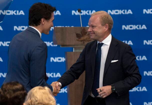 News Bilder des Tages October 17, 2022, Ottawa, ON, Canada: Prime Minister Justin Trudeau shakes hands with Pekka Lundmark, President and CEO of Nokia following his remarks at an announcement in Ottawa, Monday, Oct. 17, 2022. Ottawa Canada  - ZUMAc35_ 20221017_zaf_c35_017 Copyright: xAdrianxWyldx