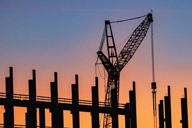 Blick auf eine Baustelle und einen Kran am 09.10.2022 bei Erfurt. View of a construction site and a crane on October 9th, 2022 near Erfurt search: Deutschland Gebaeude Aussenaufnahmen Wirtschaft Bauen Bau Bauindustrie Bauwirtschaft Konjuktur Konjunkturbelebung Konjunkturaufschwung investieren Investitionen Wohnungsbau Bauarbeiten bauausschreibung bauboom bauen baugrund baukraene Baukran bauprojekt bauprojekte baustell bauunternehmen bauwirtschaft bebauung gebaeude gewerbe gewerbliche grossstadt großstaedte immobilie immobilien kraene kran neubau neubauten silhouetten stadt stadtteil stadtteile staedte staedtische wirtschaft Oekonomie Arbeit Arbeitsbedingungen Wirtschaftswachstum Aufschwung Baubranche Baubranchen Schwarzarbeit Immobilie