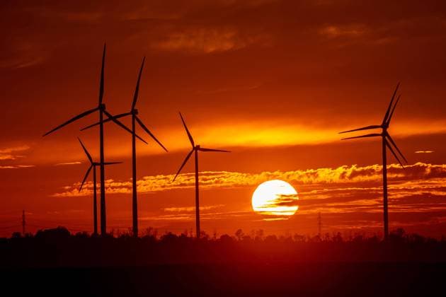Windraeder stehen vor der untergehen Sonne und dem roetliche gefaerbten Abendhimmel am 10.10.2022 bei Gebesee. Wind turbines stand in front of the setting sun and the reddish colored evening sky on October 10th, 2022 near Gebesee. search: Deutschland Germany Thueringen Symbolbild Symbolfoto Thueringia Aussenaufnahme Wetter Wetterfeature Herbstfeature Feature Landschaft Landschaften Natur Landschaftsfoto Landschaftsphoto Sonnenuntergang Abendsonne Abendhimmel rot roetlich Herbstwetter Herbst Natur Naturfoto Naturphoto Wetterfeature Stimmung stimmungsvoll Wetterfoto Wetterbild Wetterphoto Uebersicht Totale Wetterfeatures Kalender Kalenderbild naturschoenheit pur Tourismus touristisch naturerlebnis naturnah reisefoto reisebild reisephoto re