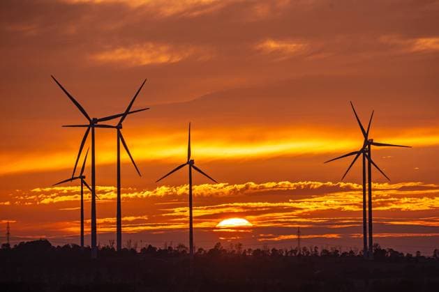 Windraeder stehen vor der untergehen Sonne und dem roetliche gefaerbten Abendhimmel am 10.10.2022 bei Gebesee. Wind turbines stand in front of the setting sun and the reddish colored evening sky on October 10th, 2022 near Gebesee. search: Deutschland Germany Thueringen Symbolbild Symbolfoto Thueringia Aussenaufnahme Wetter Wetterfeature Herbstfeature Feature Landschaft Landschaften Natur Landschaftsfoto Landschaftsphoto Sonnenuntergang Abendsonne Abendhimmel rot roetlich Herbstwetter Herbst Natur Naturfoto Naturphoto Wetterfeature Stimmung stimmungsvoll Wetterfoto Wetterbild Wetterphoto Uebersicht Totale Wetterfeatures Kalender Kalenderbild naturschoenheit pur Tourismus touristisch naturerlebnis naturnah reisefoto reisebild reisephoto re