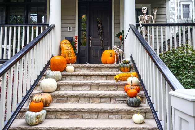 Halloween Decorations In The United States Halloween decorations outside a house in Lincoln Square area in Chicago, United States, on October 17, 2022. Chicago United States  Copyright: xBeataxZawrzelx originalFilename: zawrzel-hallowee221017_npPU3.jpg