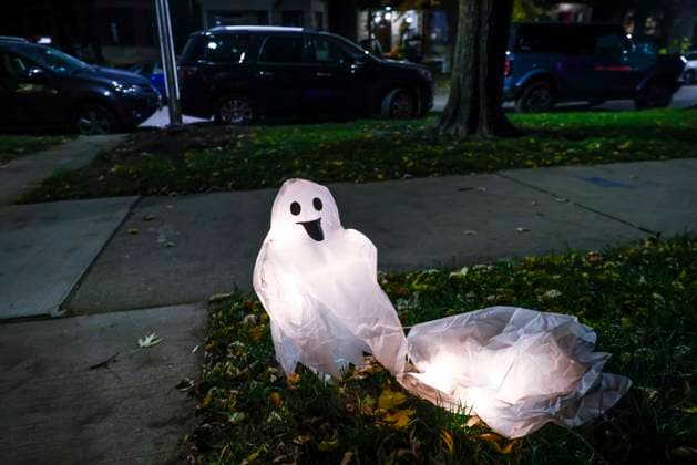 Halloween Decorations In The United States Halloween decorations outside a house in Lincoln Square area in Chicago, United States, on October 18, 2022. Chicago United States  Copyright: xBeataxZawrzelx originalFilename: zawrzel-hallowee221018_npxDP.jpg
