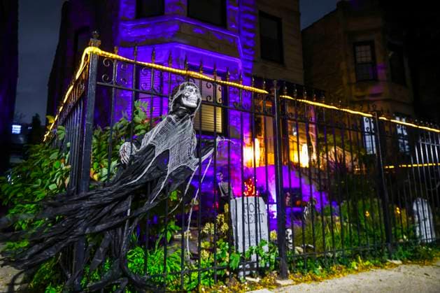 Halloween Decorations In The United States Halloween decorations outside a house in Lincoln Square area in Chicago, United States, on October 18, 2022. Chicago United States  Copyright: xBeataxZawrzelx originalFilename: zawrzel-hallowee221018_npAqc.jpg