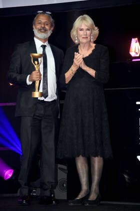 . 17 10 2022. London, United Kingdom. Camilla, Queen Consort, presents the Booker Prize for Fiction 2022 to author Shehan Karunatilaka at an awards ceremony in London.  xPoolx xi-Imagesx IIM-23852-0001