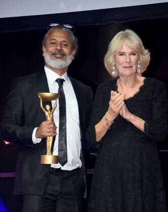 . 17 10 2022. London, United Kingdom. Camilla, Queen Consort, presents the Booker Prize for Fiction 2022 to author Shehan Karunatilaka at an awards ceremony in London.  xPoolx xi-Imagesx IIM-23852-0002