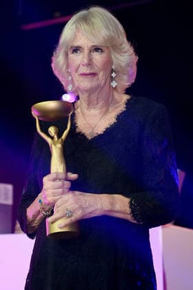 . 17 10 2022. London, United Kingdom. Camilla, Queen Consort, presents the Booker Prize for Fiction 2022 to author Shehan Karunatilaka at an awards ceremony in London.  xPoolx xi-Imagesx IIM-23852-0003