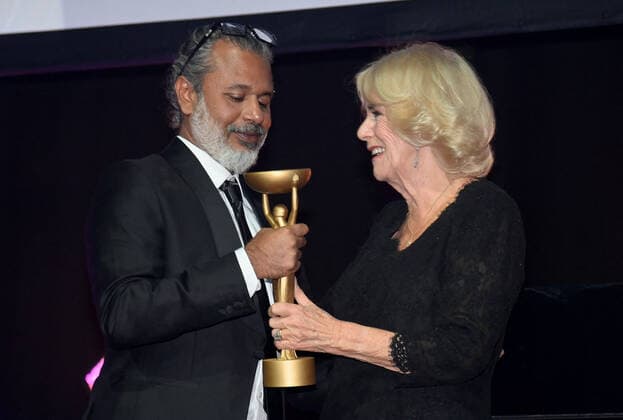 . 17 10 2022. London, United Kingdom. Camilla, Queen Consort, presents the Booker Prize for Fiction 2022 to author Shehan Karunatilaka at an awards ceremony in London.  xPoolx xi-Imagesx IIM-23852-0004